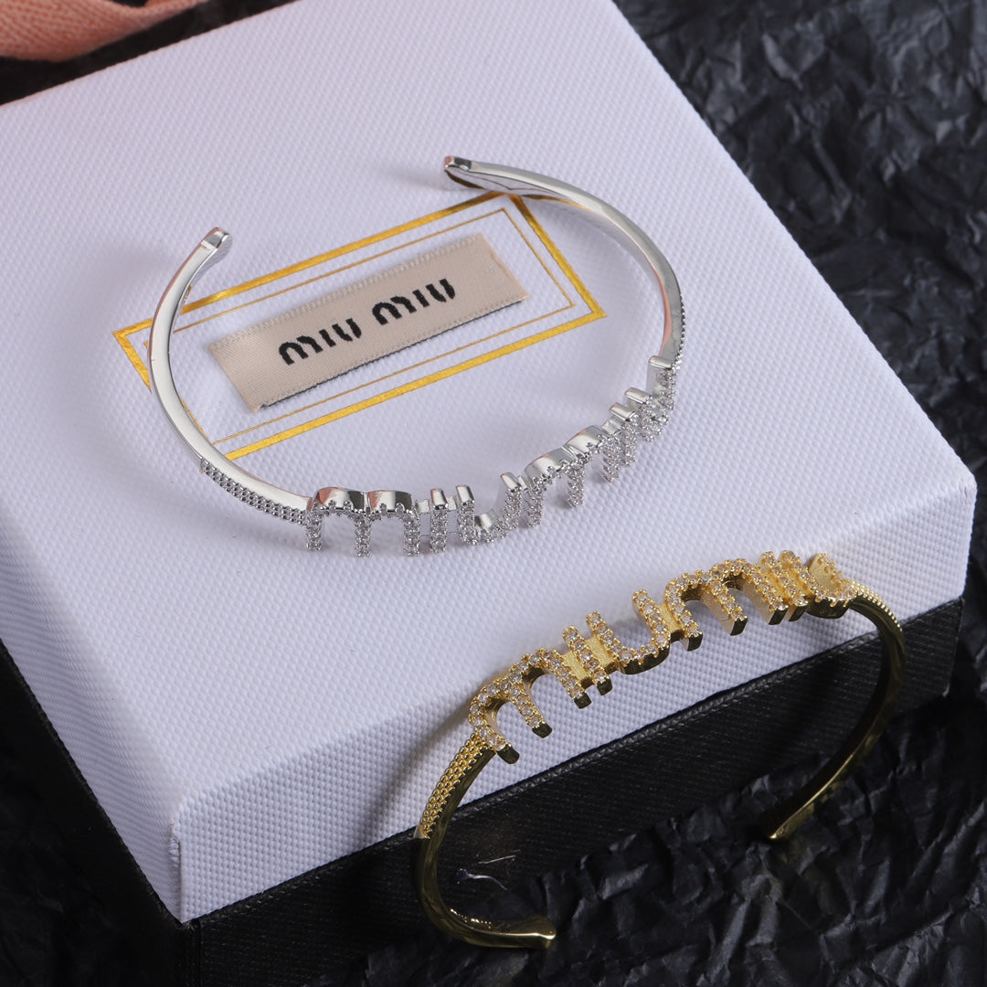 White-gold open bangle with diamond-studded curved row