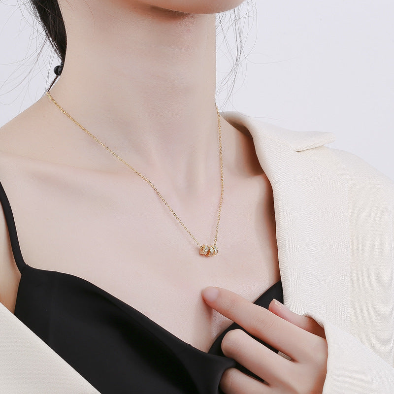 silver chain with round pendant