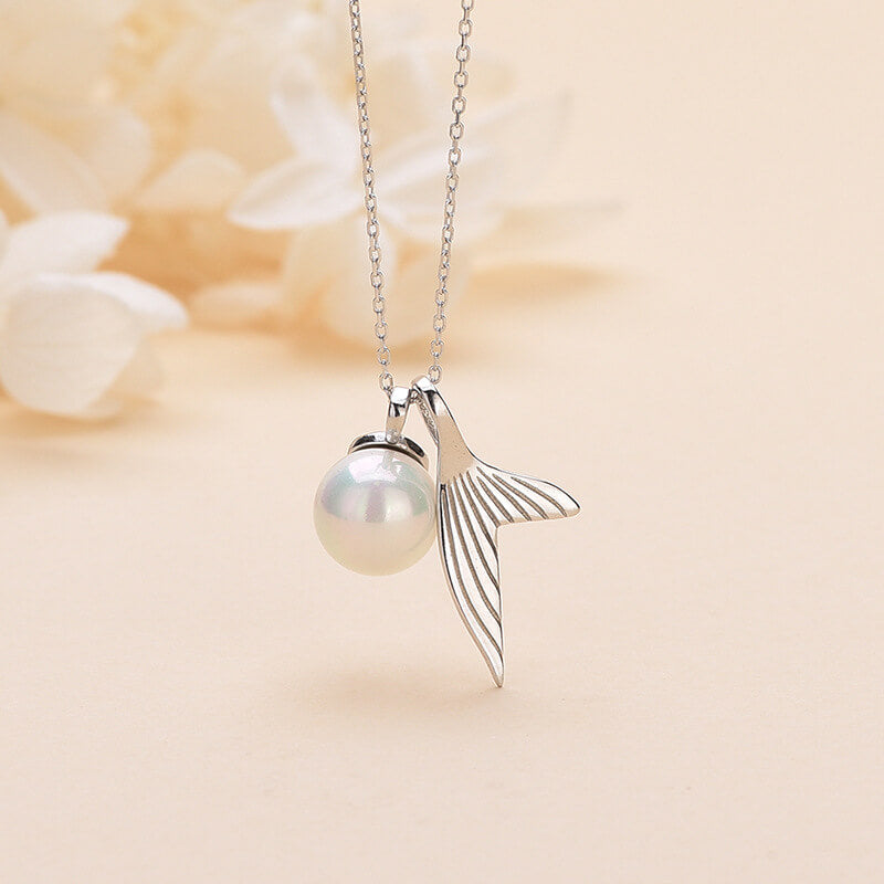 tail with pearl pendant