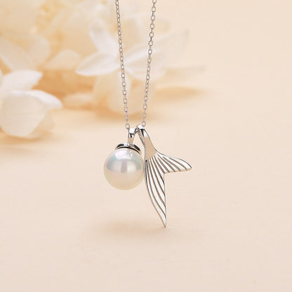 tail with pearl pendant