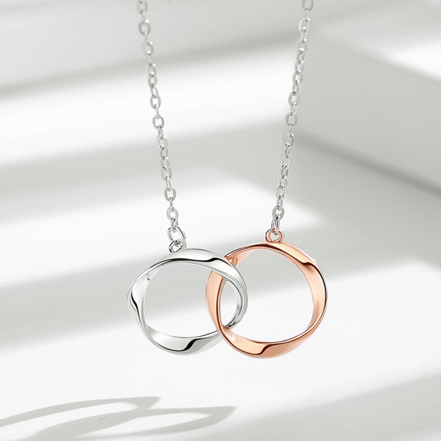 silver interlocking circle pendant necklace