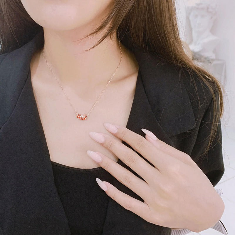 a pendant necklace gold