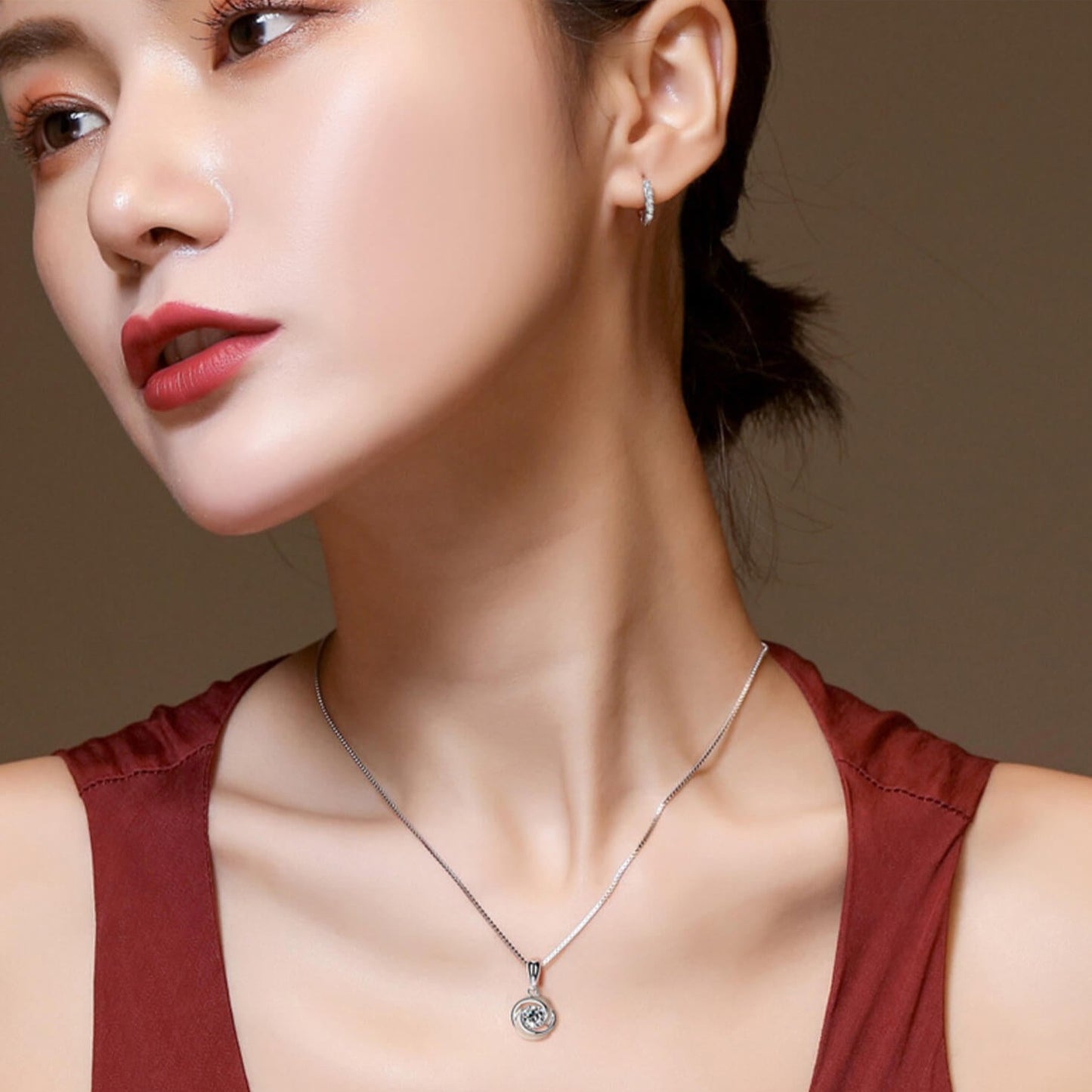 delicate pendant necklace